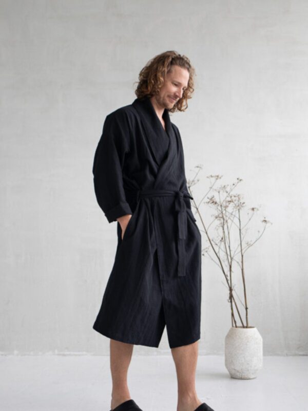 Meestehommikumantel_must_haruu_eestidisain_linane_hommikumantel_mugav_hommikumantel