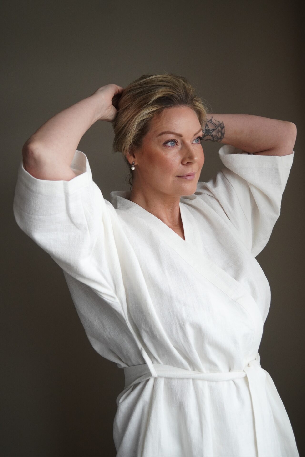 Haruu, hommikumantel, naiste hommikumantel, eesti disain, linased riided, linane hommikumantel, valge, mugavad riided, kimono,